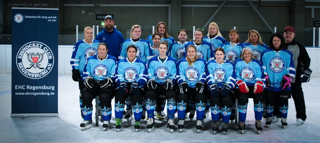 EHC Regensburg Frauenmannschaft mit Trainerteam
