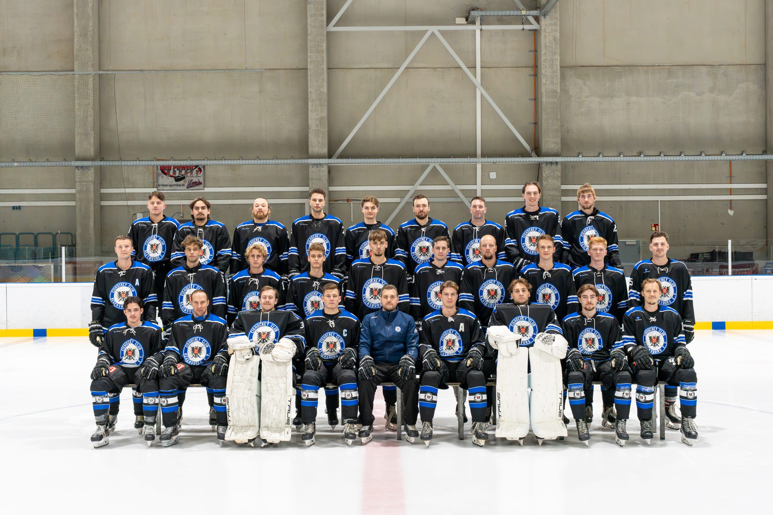 Mannschaftsfoto der 1. Mannschaft des EHC Regensburg in der Halle, Gesamtansicht