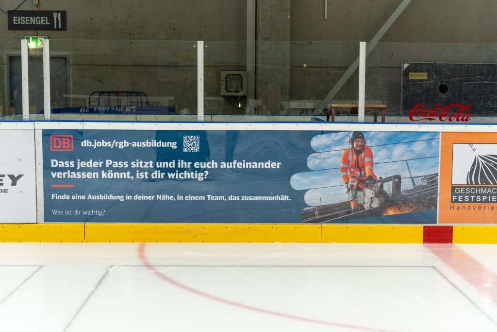 Werbebande an der Eisfläche in der DonauArena