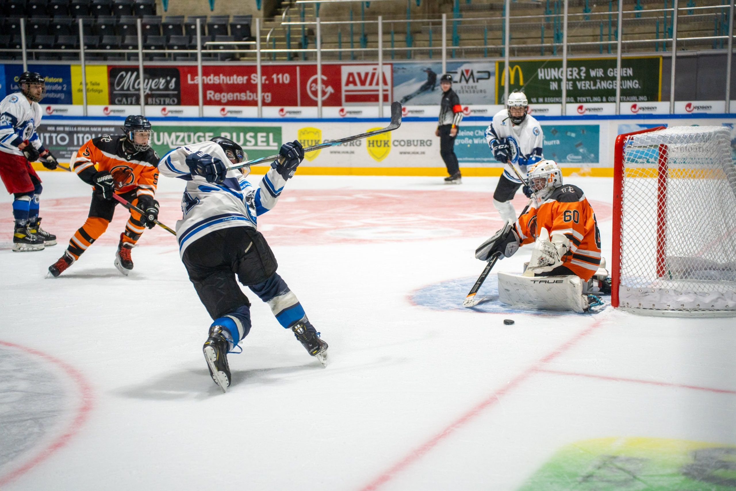 Torchance der EHC Regensburg Phantoms vor dem Tor, der gegnerische Torwart in Orange hält die Stellung