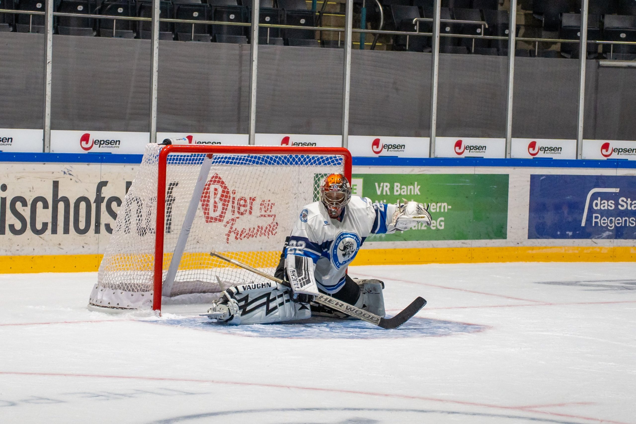 Torwart der EHC Regensburg Phantoms streckt die Fanghand aus und wehrt einen Schuss ab